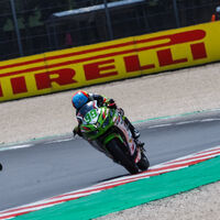 Adrián Huertas gana su segunda carrera del año en Misano y recupera el liderato de Supersport 300