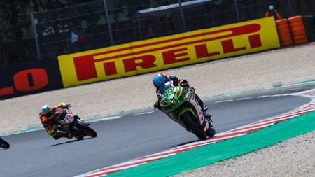 Adrián Huertas gana su segunda carrera del año en Misano y recupera el liderato de Supersport 300