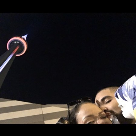 Y ahora van Rihanna y Drake y se hacen tatuajes a juego