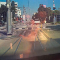 "Podría haberme matado". Un Tesla que conducía solo aterroriza a su conductor al meterse en las vías del tren. El problema no es el coche; es que el hombre no hizo nada por impedirlo