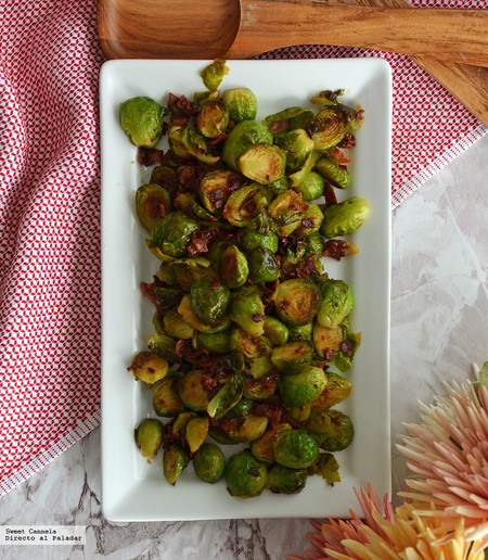 Ensalada de coles de Bruselas con tocino y aderezo de mostaza. Receta