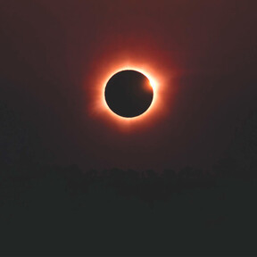 La AEMET chafa parte de las expectativas de ver el eclipse por culpa de las nubes: “Se prevén cielos nubosos en regiones del área cantábrica y del norte de Galicia” 