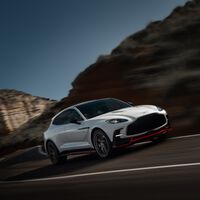El Aston Martin DBX S es el SUV definitivo con 727 CV y menor peso al no recurrir a la electrificación