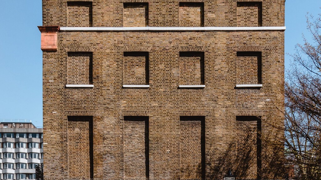En 1696, el rey de Inglaterra puso un impuesto a las ventanas. Lo que pasó acto seguido no sorprendió a nadie