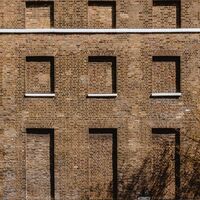 En 1696, el rey de Inglaterra puso un impuesto a las ventanas. Lo que pasó acto seguido no sorprendió a nadie