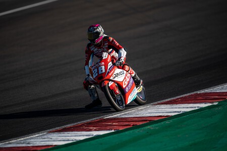 Izan Guevara evita que Dennis Foggia plasme su dominio en los primeros entrenamientos de Moto3