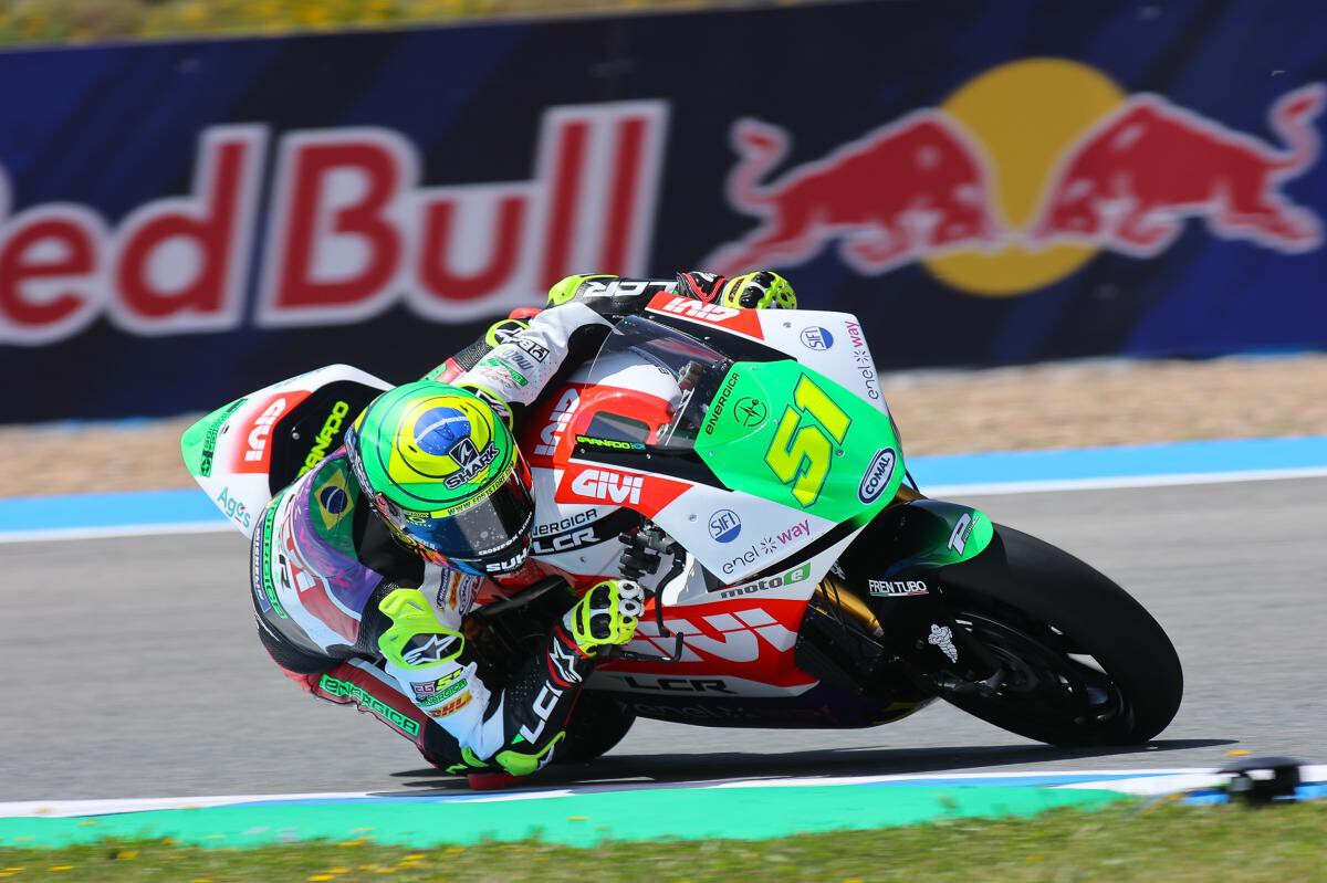 Eric Granado remonta para ganar la primera carrera de MotoE de 2022, con Miquel Pons sancionado sin podio