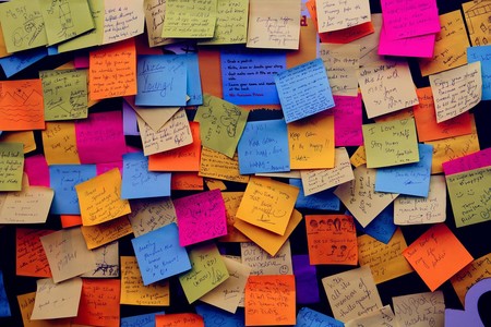 Microsoft sigue expandiendo su aplicación Sticky Notes y ahora es accesible vía web desde cualquier dispositivo