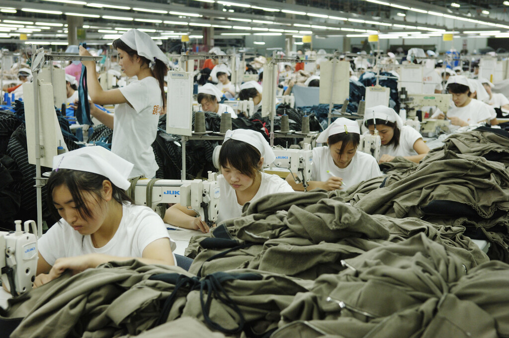 Llevamos años hablando de la "jornada 996" en las empresas chinas. La realidad es más compleja: la "jornada 323"