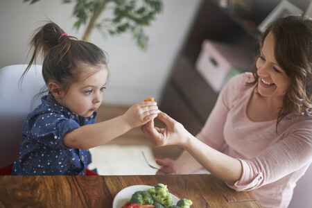 niña comiendo verduras