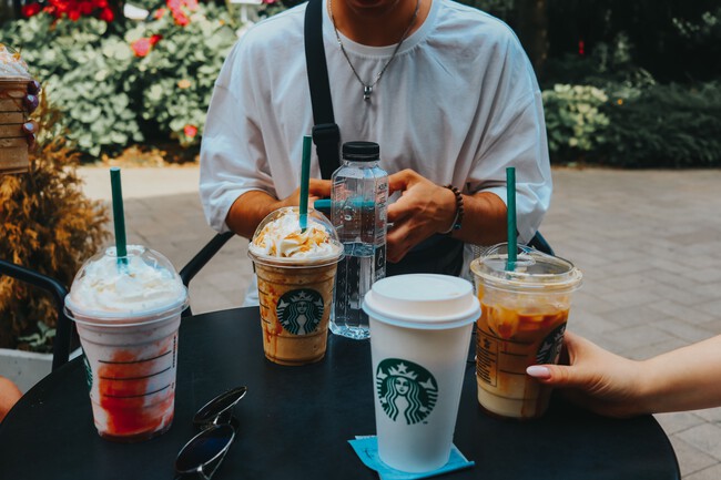 Starbucks ya no quiere que solo compres café en México: ahora quiere que te quedes más tiempo en sus tiendas