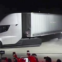 Así suena un Tesla Semi rodando en libertad por California. Y sí, este tiene espejos retrovisores