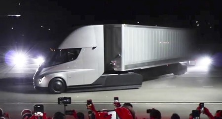Así suena un Tesla Semi rodando en libertad por California. Y sí, este tiene espejos retrovisores