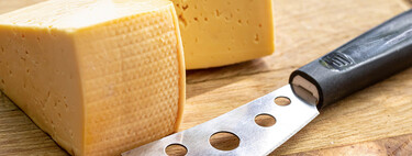 La corteza del queso también se come (casi siempre): cómo distinguir las mejores y trucos para aprovecharlas en la cocina