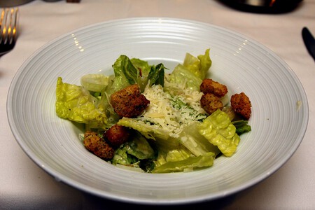 Cómo hacer ensalada César con la receta tradicional de Tijuana, con los consejos de la chef Zahie Téllez