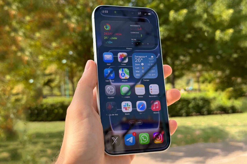 Apple sabe cómo lograr que la pantalla del iPhone no se "apague" al sol. El problema es que nos va a hacer esperar años