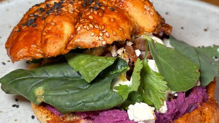 Lánzate a probar el pambamuerto y el pan de muerto relleno de huitlacoche a esta fondita en CDMX: precios, ubicación y cómo llegar