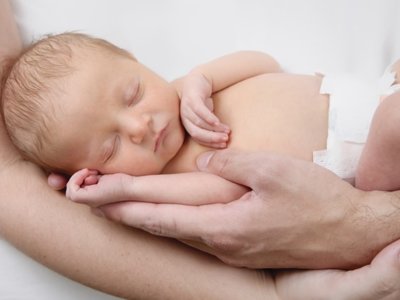 7 ideas prácticas para calmar a un bebé con cólicos 