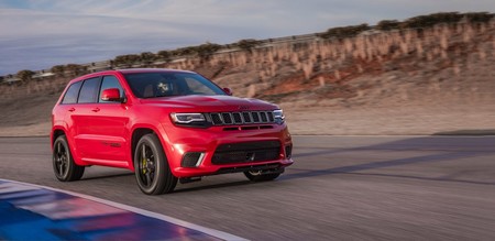 Video: El arrancón que nunca esperaste ver, pero es más parejo de lo que crees. Grand Cherokee Trackhawk vs McLaren 570S