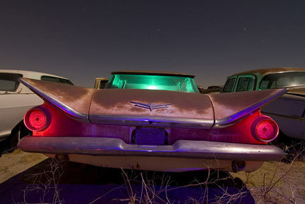 Fotografías nocturnas en los <em>junkyards</em>: ¡pero qué arte!