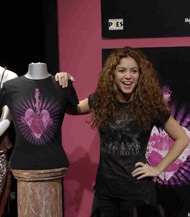 La camiseta solidaria diseñada por Shakira