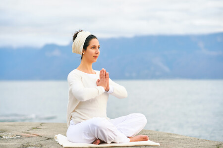 Nueve rutinas de Kundalini Yoga para probar esta modalidad en casa