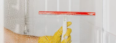 Cómo limpiar los cristales de la mampara de la ducha para que queden como nuevos. Consejos y recomendaciones 