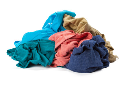 Pila De Ropa En Primer Plano De Fondo Blanco