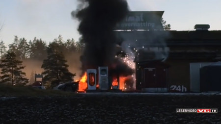 Un cortocircuito, la causa de este incendio de un Tesla Model S en Noruega