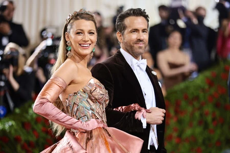 Ryan Reynolds no defrauda con un elegante look a su paso por la alfombra roja de la MET Gala