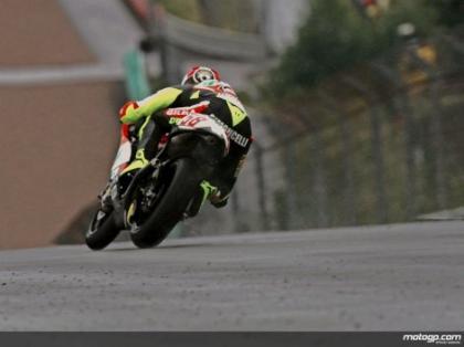 Marco Simoncelli se hace con la victoria y el liderato de la provisional
