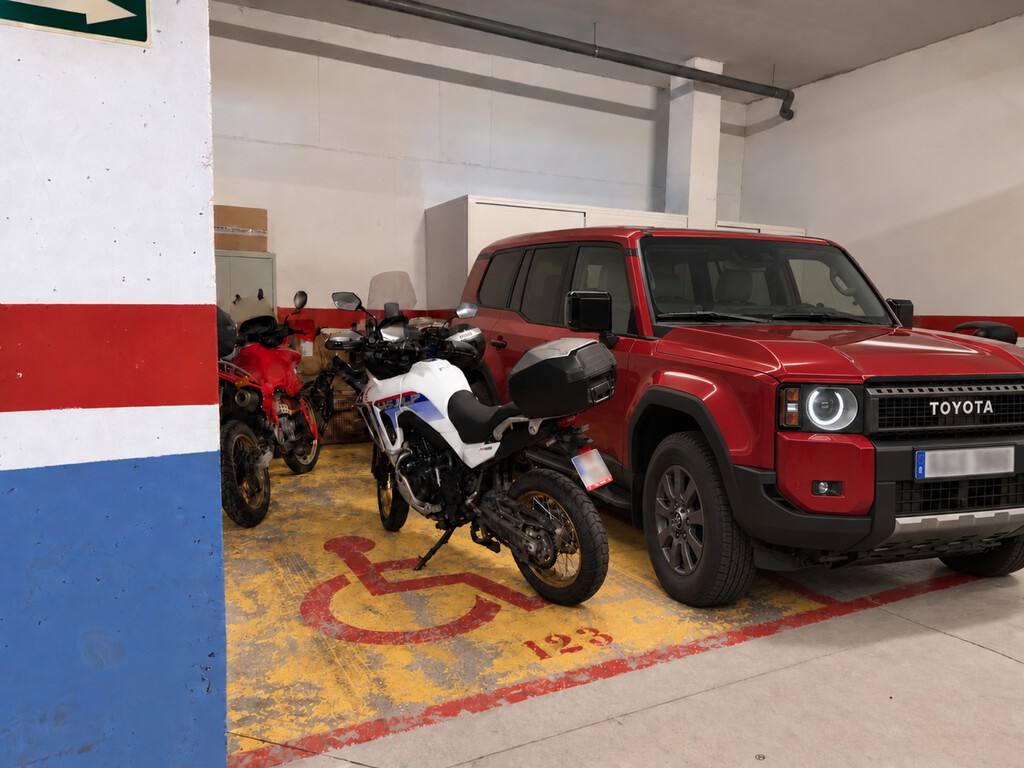 ¿Es legal meter la moto y el coche en tu plaza de garaje? Qué dice la ley y por qué tu comunidad no puede multarte por las buenas