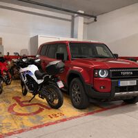 ¿Es legal meter la moto y el coche en tu plaza de garaje? Qué dice la ley y por qué tu comunidad no puede multarte por las buenas
