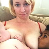 Una mujer amamantó a 12 bebés para que sus madres pudieran volver a trabajar 