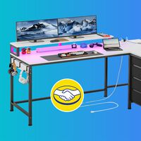 Este escritorio tiene todo para ser tu oficina en casa: puertos USB, enchufes, luces LED y cuesta menos de 1,800 pesos 