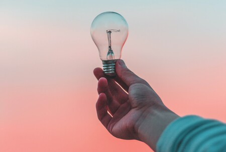 Cinco formas de ahorrar luz con la nueva tarifa eléctrica utilizando el iPhone y sus accesorios