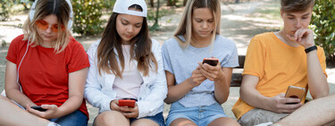 Llámame antigua, pero he decidido que mis hijas no tocarán un móvil hasta los 16 años por estas razones 