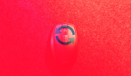 Si tienes un ratón o teclado Logitech con este logo tienes que actualizarlo inmediatamente