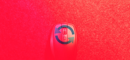 Si tienes un ratón o teclado Logitech con este logo tienes que actualizarlo inmediatamente