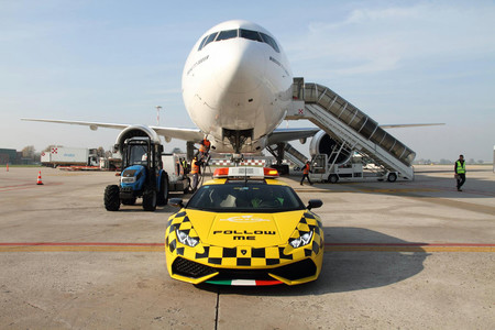 Lamborghini Huracán, el coche al que intentan seguir los aviones en el Aeropuerto de Bolonia
