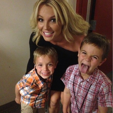 No se puede ser más fan de 'Los Pitufos' que Britney Spears y sus churumbeles