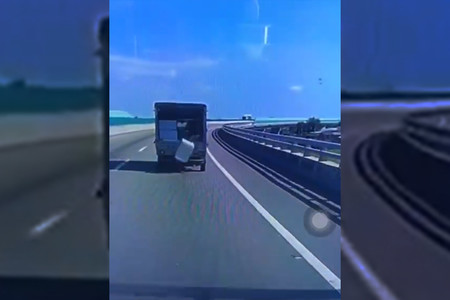 Este flipante vídeo en el que una caja se cae de un camión y se vuelve a meter (dos veces) se explica por el vórtice Kármán