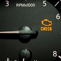Se encendió la luz de "check engine" mientras manejas. ¿Cuánto tiempo puedes seguir circulando con ella prendida? 