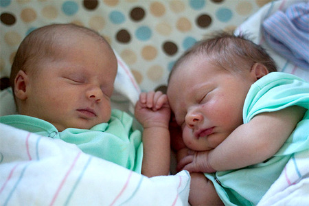 Da a luz a cuatrillizos concebidos naturalmente y resultan ser dos parejas de gemelos