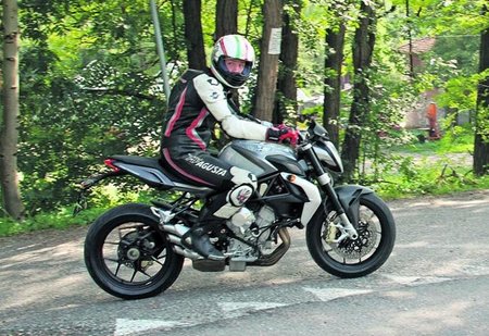 MV Agusta 675 Brutale cazada en la carretera