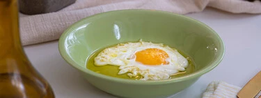 Olvídate de la sartén: el truco fácil para hacer un huevo frito en el microondas en un minuto y sin salpicaduras 