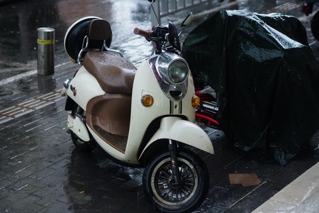 Siete claves para conducir una moto cuando llueve y no caer en el intento