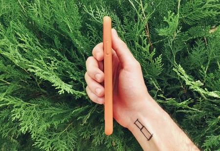 ボタンも革で覆われています。