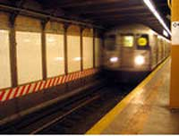 Un bebé viaja solo en el metro de Nueva York