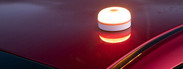 Qué diferencia una luz V16 de la DGT conectada de una sin conectar